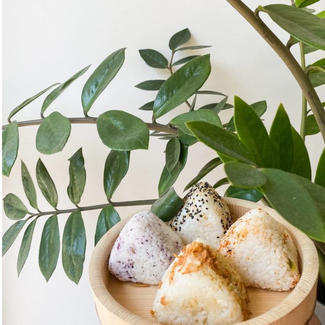 Début de semaine complètement loco, merci à tous ! 🙉  On prend 5 minutes pour se remettre et on vous attend dès demain avec encore plus d'onigiris !  #onigiri #onigiriz #riceball #japanesefood #streetfood #parisfood #rice #cuisinemaison #lunch #lunchbox #lunchtime #omusubi #japan #japanesesnacks #faitmaison #parisfoodguide #parisrestaurant #instafood #instafoodie #yummy #delicious #goodfood #lovefood #foodislife #healthyfood #veganfood #plantbased #foodpics #whatsforlunch #healthylunch