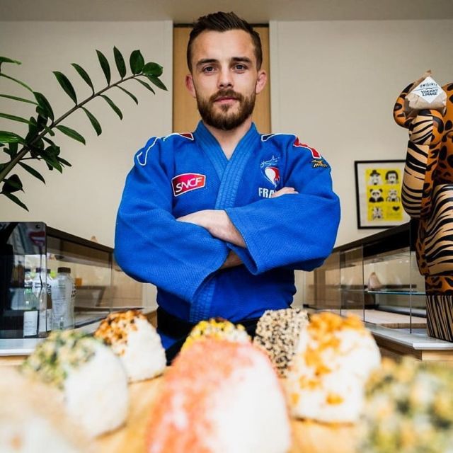 HAJIME !  🍙 ONIGIRIZ X VINCENT LIMARE 🥋  On est super fier de vous annoncer le début de notre collaboration avec Vincent Limare, triple Champion de France de Judo 1ere Division qui commencera ce Mercredi 19 Mai.  Pour l'occasion on vous a concocté un assortiment spécial d'onigiri et dessert qu'on vous fera découvrir au fur et à mesure des semaine de la collab ! Judoka et profanes seront les bienvenus, il y en aura pour tout les goûts !  Stay tuned on vous prépare plein de surprises !  IPPON !