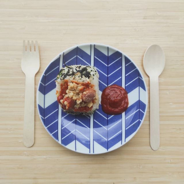 La collab avec @vincentlimare continue, on vous présente la nouvelle recette exclusive : oeuf Tamagoyaki brouillés et saucisse fumée japonaise grillée, le tout accompagné d'un p'tit ketchup maison ! 🍳🥓🍅  Tout ce qu'il faut pour un plein d'énergie en 2-3 bouchées !  Venez vite, prod limitée par jour !  #streetfood #onigiri #onigiriz #japan #japanesefood #japanesesnacks #foodislife #foodporn #parisfood #parisfoodguide #parisrestaurant #judo #ippon