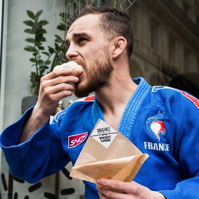 Notre collab avec @vincentlimare continue et on vous dévoile notre nouvelle recette exclusive !  Cette semaine : tofu frit dans une sauce gingembre-miel et pickles maison ! Et en plus il est 100% vegan !  Spoiler alert : ça a l'air de plaire à Vincent 😉  #japan #japanesefood #japanesesnacks #streetfood #onigiri #onigiriz #riceball #ricesnack #judo #ippon #parisfood #parisfoodguide #parisrestaurant #foodislife #foodporn #foodpics #healthylunch #healthyfood #veganfood #plantbased #vegan #tofu #friedtofu