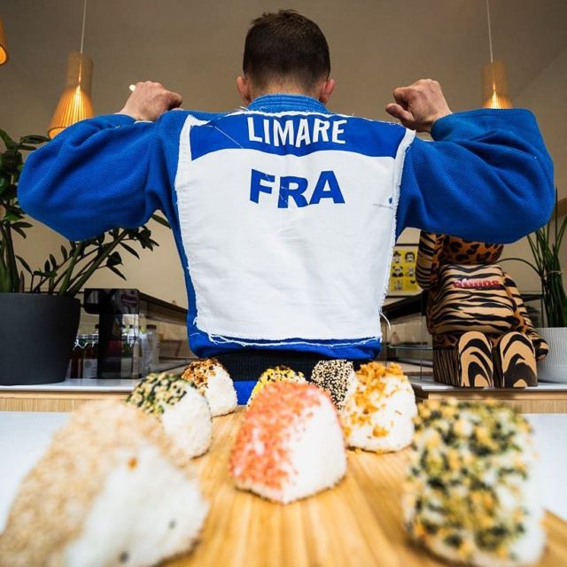 [CONCOURS] 📍
@onigiriz.paris x @vincentlimare  A l'occasion de notre collaboration avec Vincent, triple champion de France 1ere division de Judo 🥋, on vous propose de venir goûter des onigiris exclusifs !  Pour participer, rien de plus simple :  🍙 Like ce post
🍙 Follow @vincentlimare et @onigiriz.paris 
🍙 Tag en commentaire la personne avec qui tu veux venir goûter nos recettes exclusives  Parmi les participants 5 personnes seront tirées au sort pour venir goûter les onigiris de la collab avec leur +1 !  Résultat du concours Samedi à 18h !  #onigiriz #onigirizparis #onigiri #riceball #omusubi #concours #concoursinstagram #restaurantparis #restaurant #parisfood #parisfoodie #parisfoodguide #japanesefood #japanesecuisine #goodfood #judo #vincentlimare #judoka #judolife #sport #frenchfoodblogger #food #foodie #foodlover #wheretoeat #win #ilovefood #instafood #instafoodie