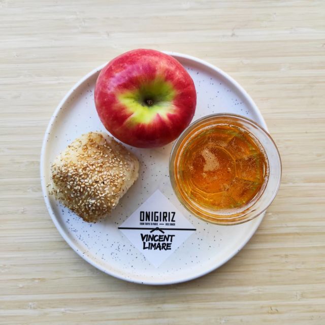 Nouvelle semaine, nouvelle recette exclusive pour notre collab avec @vincentlimare ! Cette fois on met à l'honneur les origines normandes de notre champion avec un poulet grillé aux pommes caramélisées et au cidre ! 🍎🍎  #onigiri #onigiriz #japan #japanesefood #japanesesnacks #streetfood #foodislife #foodporn #foodpics #parisfood #parisfoodguide #parisrestaurant #judo #ippon
