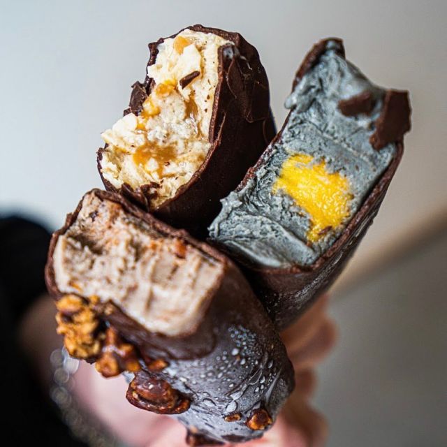 🍦ICE CREAM TIME🍦  Nous faisons nos propres glaces maisons à partir de produits naturels.  Riches et crémeuses, parfaites pour les chaudes journées d'été qui arrivent !  Nos goûts: 
1. sésame noir et sorbet passion 
2. azuki et pécan torréfiée
3. banane, caramel miso, banane fraîche et cacahuetes grillées 
Quel est votre préféré?  Nous proposons aussi des sorbet maisons 100% fruits, 100% vegan !  #onigiriz #icecream #icecreamlover #glace #natural #naturalicecream #icecreamlovers #sweets #sweetsummertime #sweetsummer #summer #summertime #summervibes #summerinthecity #icecreambreak #lunchtime #foodporn #foodie #foodlover #parisrestaurant #parisresto #faitmaison #paris #parisfood #parisfoodie #parisfoodguide  Crédit photo : @mx_odt